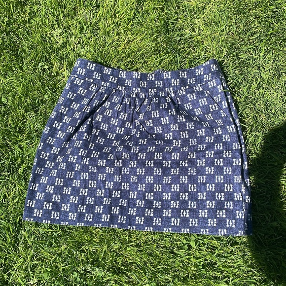 Gap size 2 navy mini skirt with white design - Picture 6 of 7